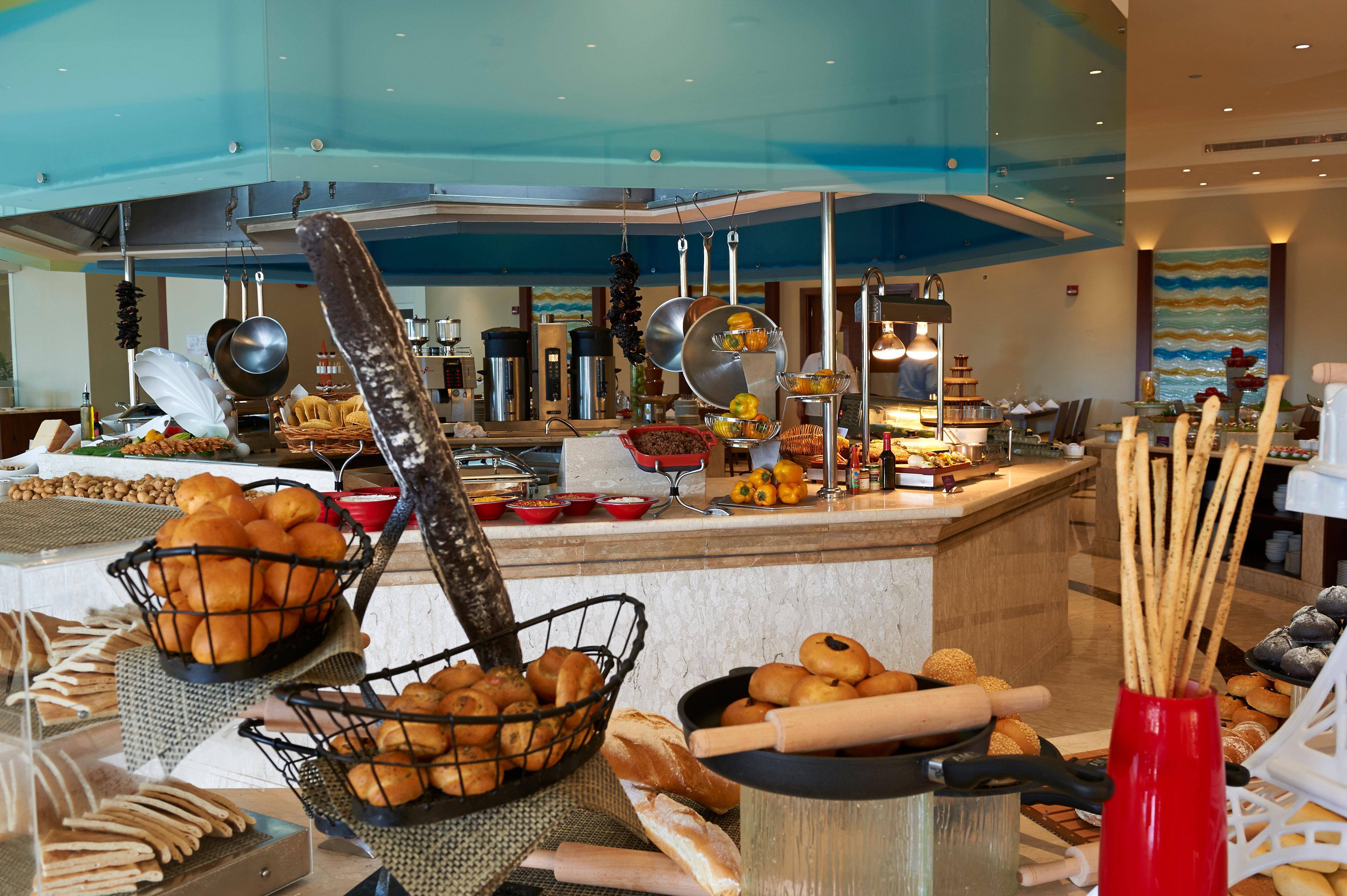 Crowne Plaza Jordan Dead Sea Resort & Spa By Ihg Sweimeh Zewnętrze zdjęcie A buffet at a hotel