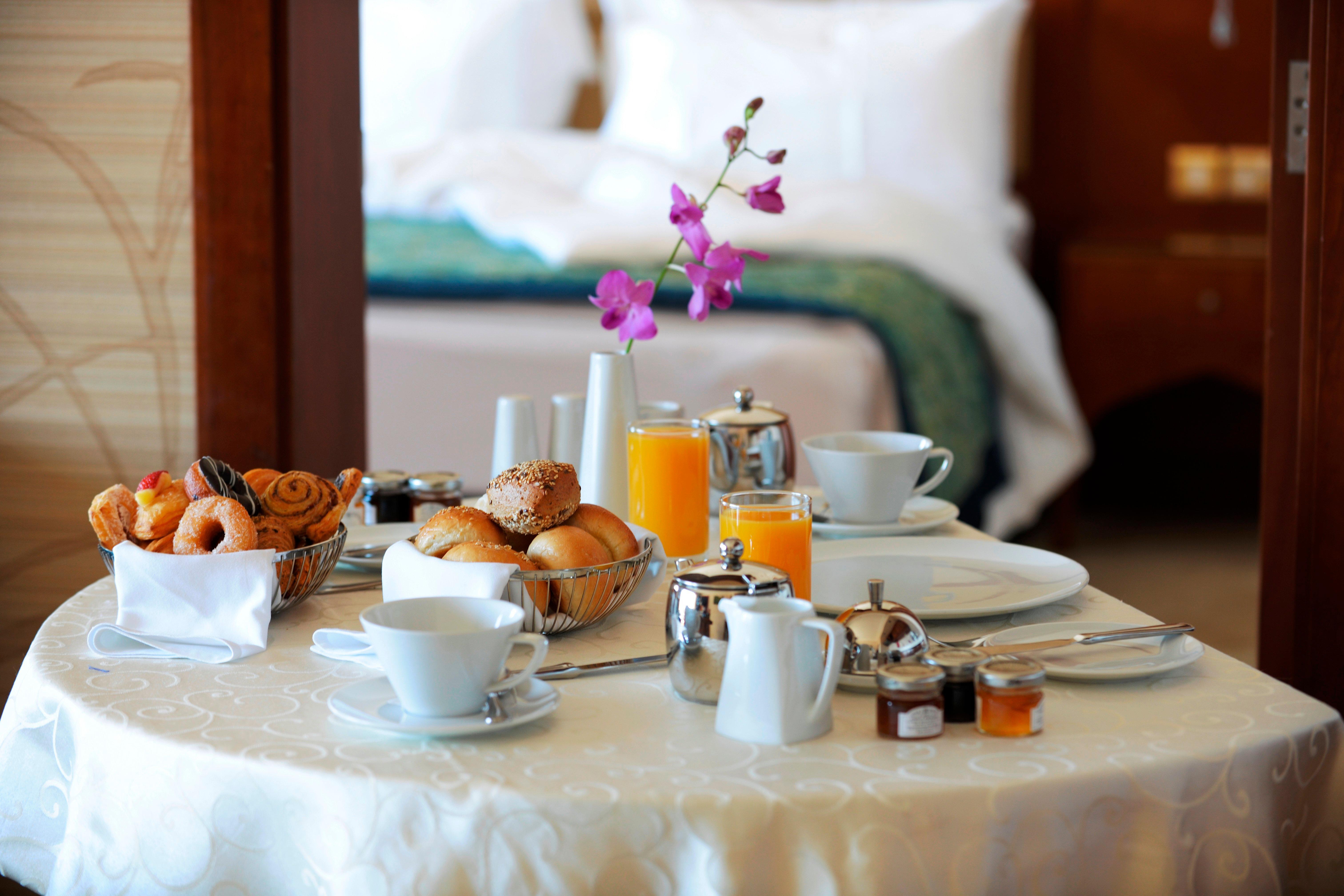 Crowne Plaza Jordan Dead Sea Resort & Spa By Ihg Sweimeh Zewnętrze zdjęcie Room service